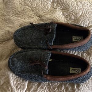 Dearfoams Men's Gray and Brown Loafers